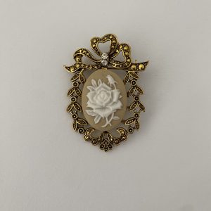 Vintage-inspired Brooch Beige