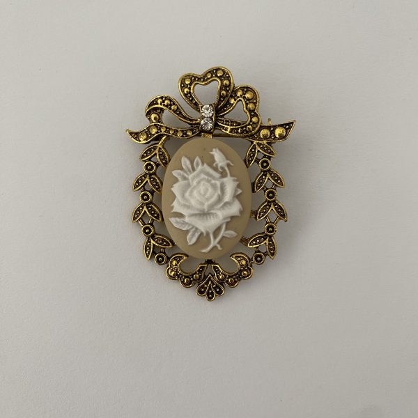 Vintage-inspired Brooch Beige